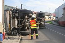 Nákladní auto se převrátilo v úterý dopoledne v Dolní ulici v Dřevohosticích. Na místě zasahovali i hasiči, protože došlo k úniku provozních kapalin. Nehoda se obešla bez zranění.