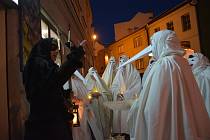 V ulicích Přerova se na svátek svaté Lucie objevily tajemné bílé postavy. Folklorní soubor Haná v Přerově obnovil zapomenutou tradici obchůzek lucek.