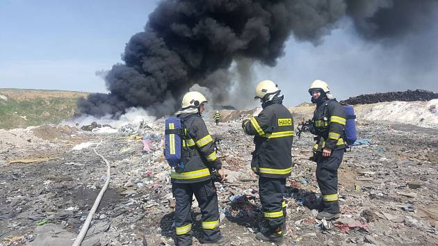 Požár skládky nebezpečného odpadu v Hradčanech na Přerovsku