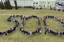 Studenti Gymnázia Jana Blahoslava v Přerově vytvořili živý obraz v podobě číslice 500. Přesně tolik let uplynulo v pondělí 20. února od narození přerovského rodáka Jana Blahoslava.