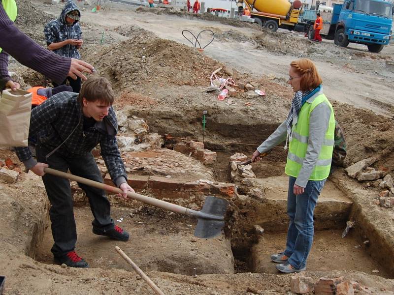 Další významné nálezy učinili přerovští archeologové poblíž Tyršova mostu. Nalezli soubor pozdně gotických, reliéfně zdobených komorových kachlů z přelomu 15. a 16. století.