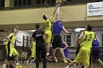 Basketbalisté Přerova (ve žlutém) proti Lipníku nad Bečvou