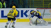 Hokejisté HC Zubr Přerov (v modrém) v "Posledním špílu sezony" profi sým fanouškům. Foto: Deník/Jan Pořízek