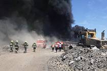 Požár na skládce s nebezpečným odpadem v Hradčanech na Přerovsku, 2. června 2023