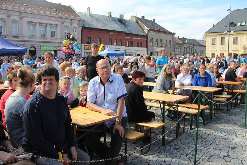 Velkolepý průvod krojovaných Hanáků městem a Ječmínkova jízda králů - takový byl vrchol Kojetínských hodů, které trvaly tři dny. Průvod si nenechaly ujít stovky místních lidí.