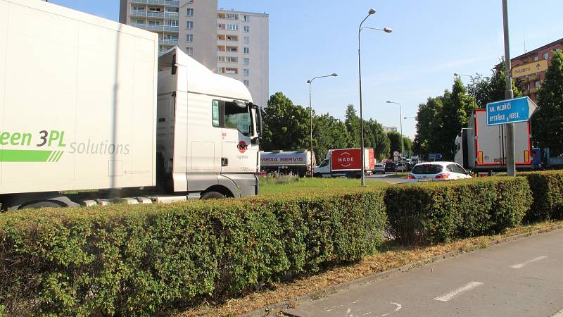 V Přerově kvůli zavřené D35 u Olomouce zkolabovala doprava, pondělí 21. června dopoledne. Kolony stály na všech příjezdových cestách do města, zácpy se tvořily i na rondelech v centru Přerova