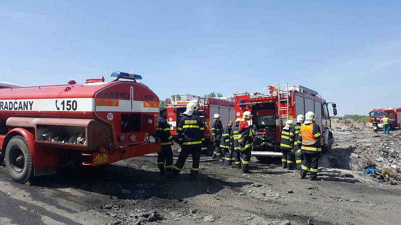 Požár skládky nebezpečného odpadu v Hradčanech na Přerovsku