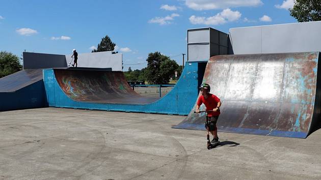 Přestože je skatepark u přerovského přírodního koupaliště Laguna v havarijním stavu, mladí sportovci si s tím hlavu nelámou a dál ho využívají. Foto: Magistrát města Přerova, se souhlasem