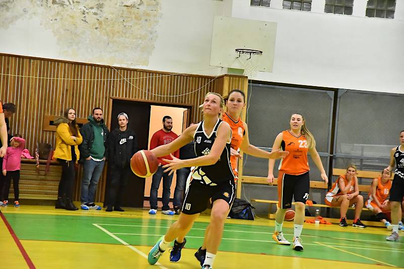 Basketbalistky Přerova (v černém) proti SK UP Olomouc B.