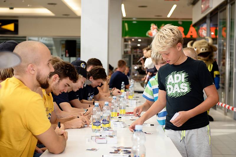 Hokejisté HC Zubr Přerov při autogramiádě v OC Galerie Přerov