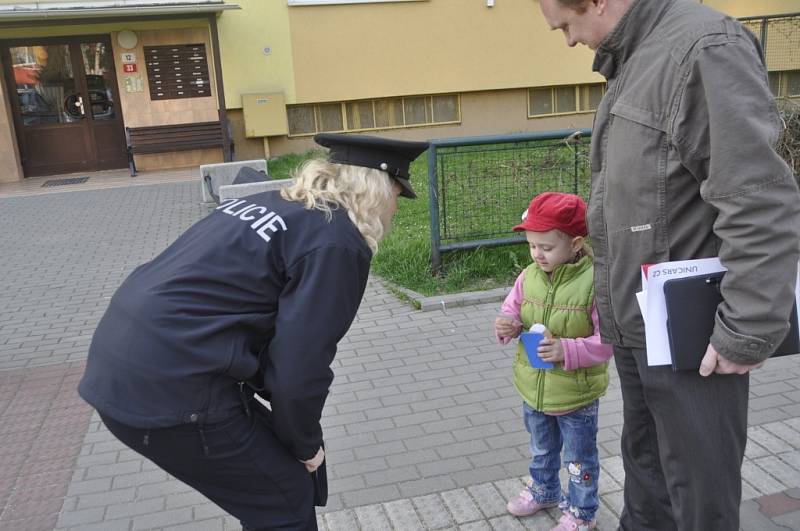 Policisté se tento týden zaměřili na bezpečné přecházení dětí u základních škol v Přerově. Jedno ze stanovišť bylo ve středu i před školou v Hranické ulici v Předmostí.