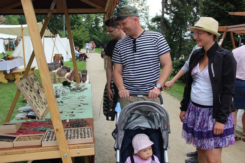 Řinčení mečů se rozléhalo během soboty parkem ve Veselíčku. Třetí ročník akce Dobývání Moravské brány měl jasné téma – vladaře Karla IV. Milníky z jeho života rozdělené do scének mohli návštěvníci vidět během celého dne. 