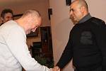 Romský asistent prevence kriminality Pavel Mirga dostal od primátora města vánoční dárek za svou pomoc lidem v sociálně vyloučených lokalitách.