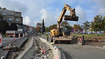 Pokládkou asfaltového koberce na druhé polovině silnice pokračují práce na stavbě průpichu u přerovského nádraží. 29. 9. 2022