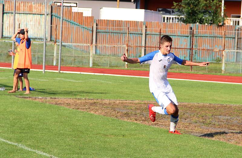 Úvodní kolo divize E nabídlo derby v Přerově mezi domácí Viktorkou (v bílém) a Kozlovicemi. Petr Mirvald slaví gól na 1:0.