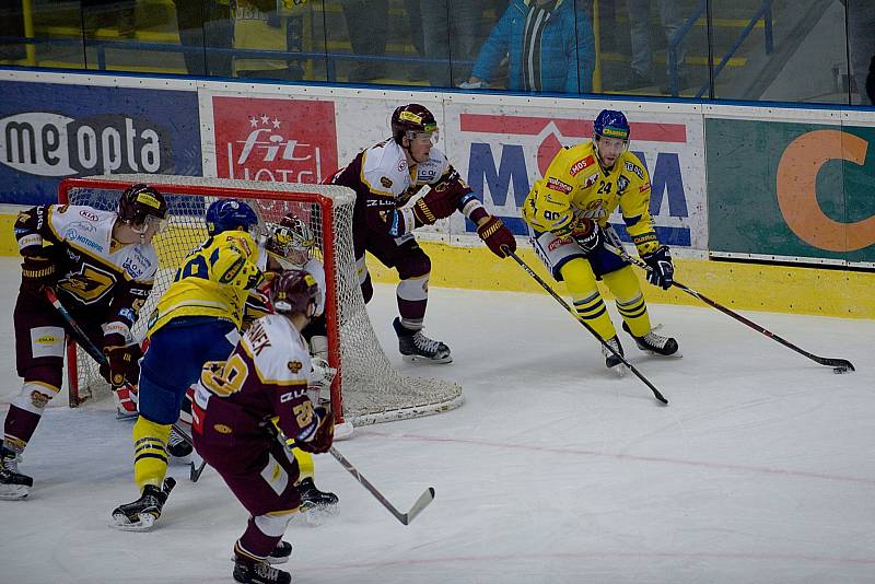 Hokejisté Přerova (ve žlutém) v domácím utkání s HC Dukla Jihlava. Foto: Deník/Jan Pořízek