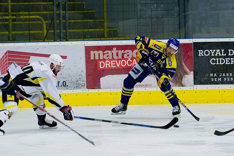 Hokejisté Přerova (v modrém) proti Kadani (2:1).