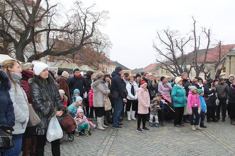 Jarmark oživl šermířskými souboji, pouličním divadlem a lidovými písněmi s hudebním doprovodem. I na citlivou notu se tentokrát zahrálo. Děti se svými tanečky vyloudily nejednu slzu v očích maminek i babiček.