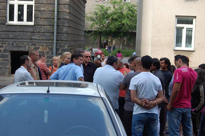 Bývalý ministr pro lidská práva Michael Kocáb uklidňoval Romy v přerovské Husově ulici