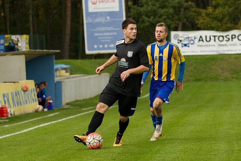 Fotbalisté Kozlovic (v pruhovaném) proti Šumperku. 