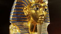 Vystavená kopie posmrtné masky faraona Tutanchamona.