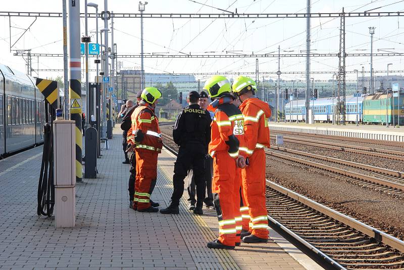 Nehoda vlaku LeoExpress na přerovském nádraží. Zraněné osoby sanitky převezly do přerovské nemocnice