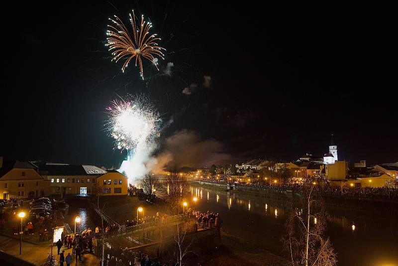 Novoroční ohňostroj nad řekou Bečvou v Přerově, 1. ledna 2022