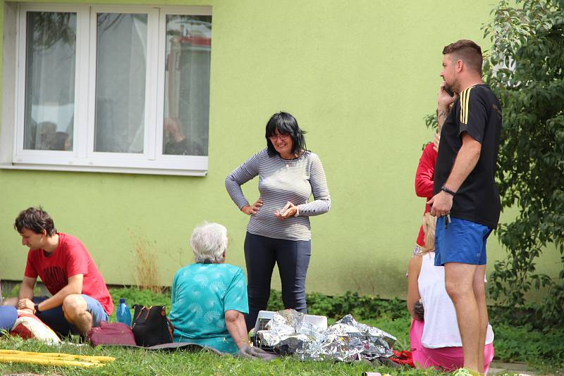 Na dvě desítky obyvatel panelového domu v ulici Interbrigadistů v Přerově musely být evakuovány při rozsáhlém požáru v jednom z bytů. 13.8.2019