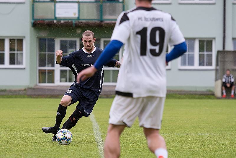 Fotbalisté Beňova v přátelském utkání s Želatovicemi (v pruhovaném).