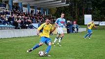 Fotbalisté Kozlovic doma remizovali s Hranicemi (v modrém) 1:1. Štěpán Přikryl