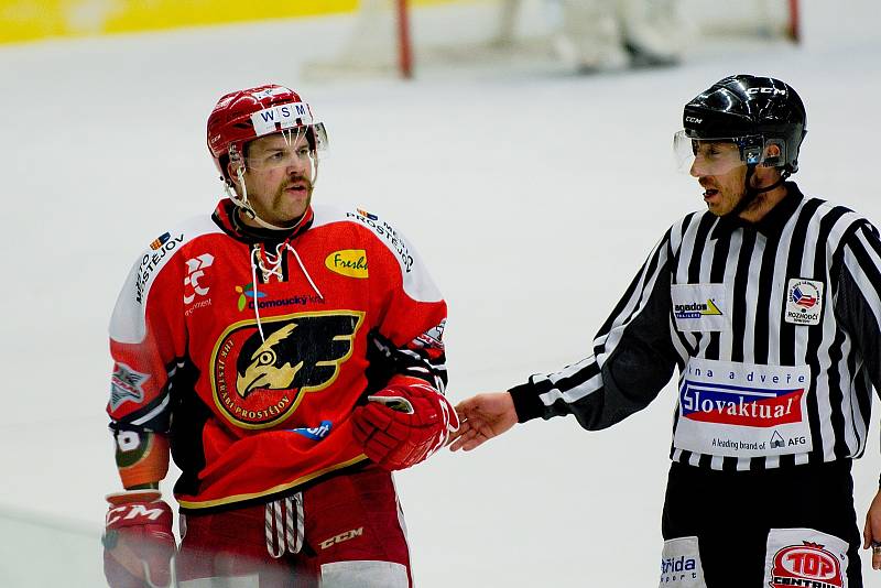 Hokejisté HC Zubr Přerov (ve žlutém) v derby s Prostějovem (4:1).