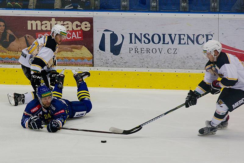 Hokejisté Přerova (v modrém) proti Kadani (5:0).