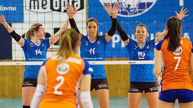 Volejbalistky Přerova (v modré) proti VK UP Olomouc