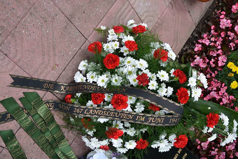 Památku 267 obětí masakru na Švédských šancích uctili v neděli na Městském hřbitově zástupci Přerova a slovenské Dobšiné, odkud pocházela více než stovka zavražděných.