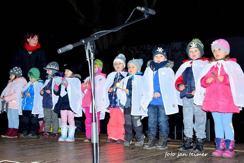 V Brodku u Přerova rozsvítili vánoční stromek