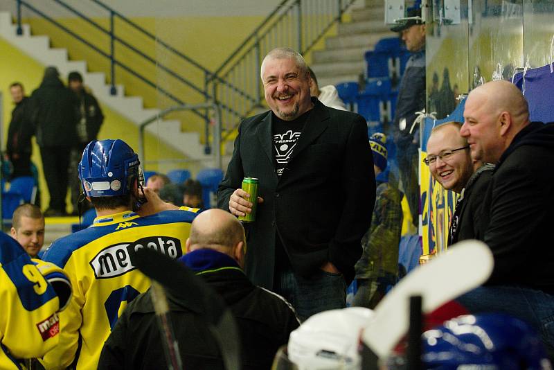 Hokejisté HC Zubr Přerov (v modrém) v "Posledním špílu sezony" profi sým fanouškům. Foto: Deník/Jan Pořízek