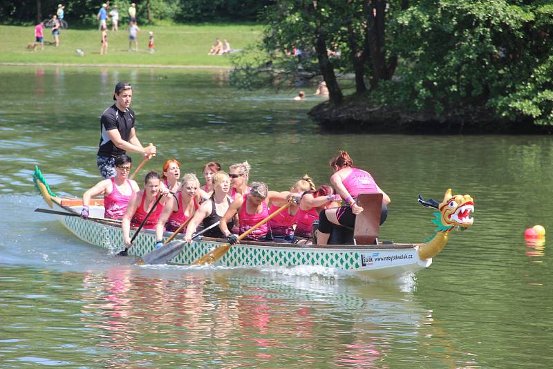 Festivalem dračích lodí ožil o víkendu areál přerovské Laguny.