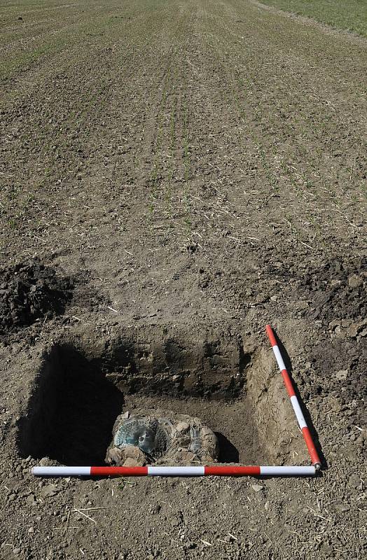 Archeologové odkryli na poli na Přerovsku depot z pozdní doby bronzové.
