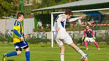 Fotbalisté Kozlovic (v pruhovaném) v domácím zápase proti Velkým Karlovicím (3:1). Foto: Deník/Jan Pořízek