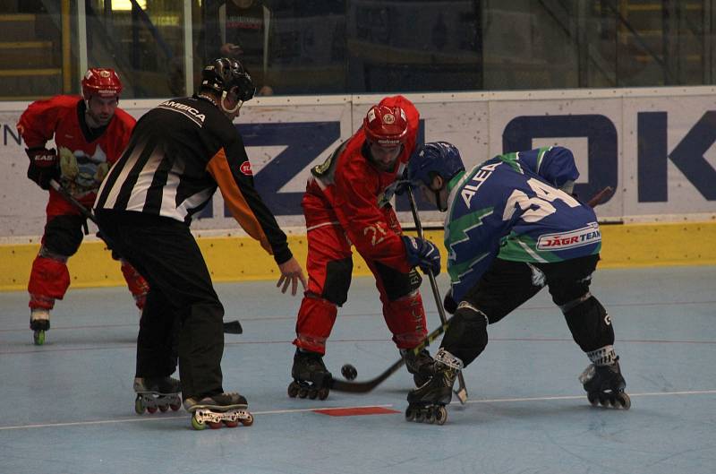 Inline hokejisté Přerova (v červeném) v domácím utkání s IHC Night Birds Praha (5:4).