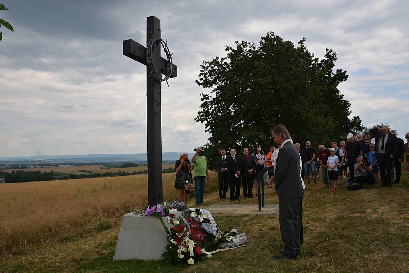 Památník masakru na Švédských šancích. Kříž z dílny uměleckého kováře Jiřího Jurdy vysvětil přerovský kaplan.