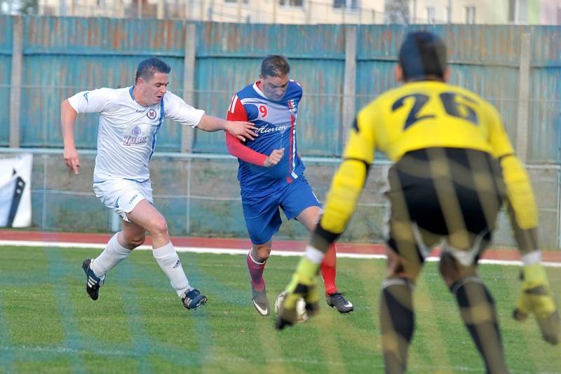 Fotbalisté přerovské Viktorie (v bílém) proti Blansku Petra Švancary. oman Hýbner a Petr Švancara