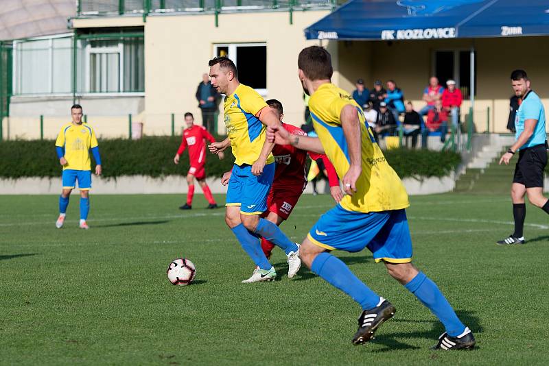 Fotbalisté FK Kozlovice (ve žlutém) proti Slavičínu