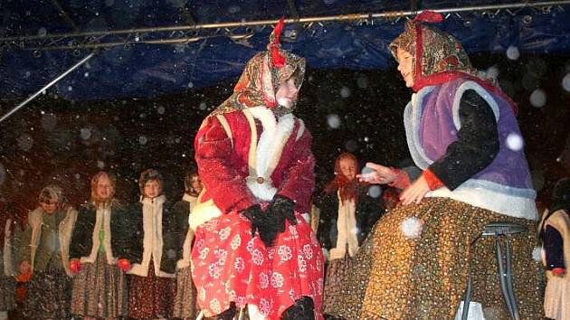 Rozsvěcení vánočního stromu na náměstí T. G. Masaryka v Lipníku nad Bečvou provázela ve středu večer kulturní vystoupení