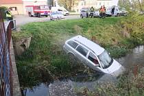 Ke kuriózní nehodě vyjížděli policisté do Citova. Auto skončilo v potoce. 22. 10. 2022