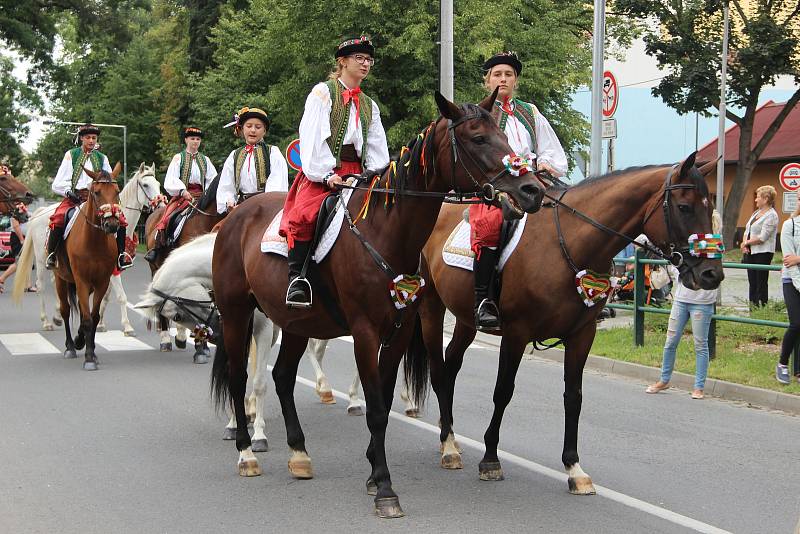 Velkolepý průvod krojovaných Hanáků městem a Ječmínkova jízda králů - takový byl vrchol Kojetínských hodů, které trvaly tři dny. Průvod si nenechaly ujít stovky místních lidí.