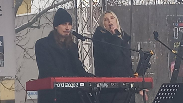 Tradičního koncertu na Štědrý den se zhostila i letos Eliška Nováková, dcera loni zesnulého zpěváka Pavla Nováka mladšího.