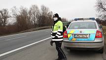 Policejní kontroly řidičů u sjezdu na dálnici u Horní Moštěnice - 1. března 2021