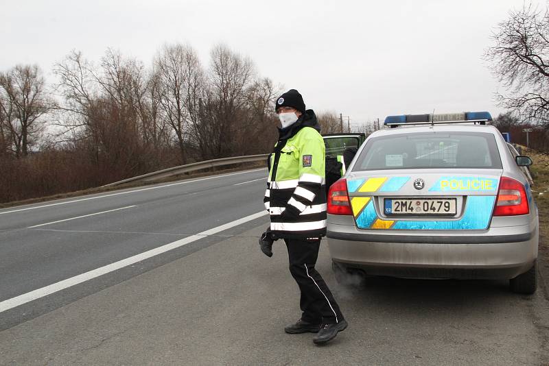 Policejní kontroly řidičů u sjezdu na dálnici u Horní Moštěnice - 1. března 2021