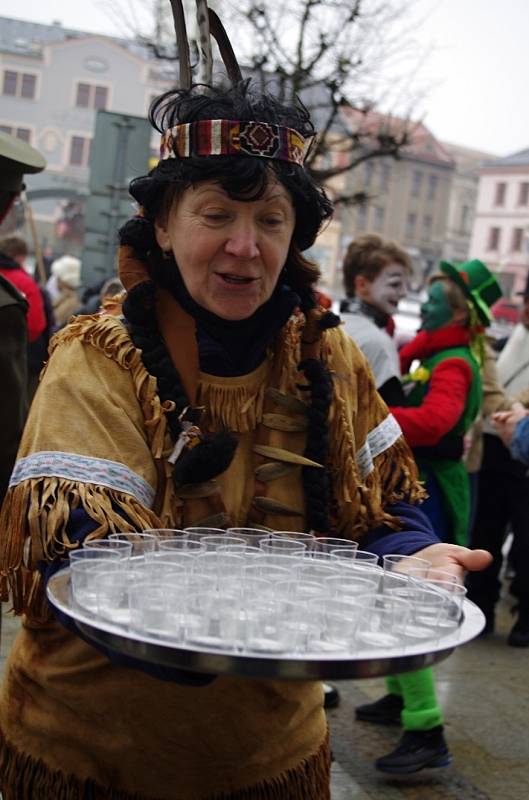 Přerovem prošel v sobotu 18. února masopustní průvod s různými maškarami. Mezi nimi byl tradiční cikánka, smrt s kosou, hastrman, nevěsta s ženichem, indiánka, papírový kůň, voják a další.